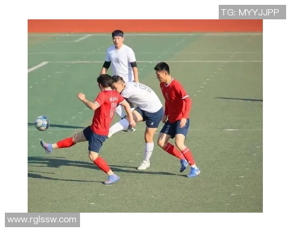 激情四溢的绿茵场上精彩绝伦的足球赛让人热血沸腾的瞬间回顾