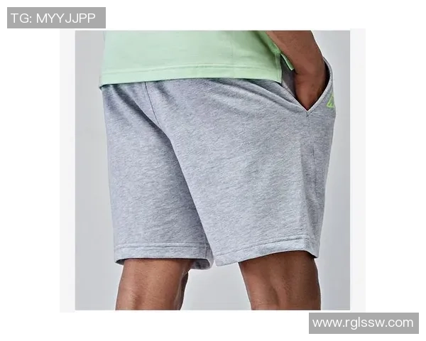 短裤男足球的魅力与风格探讨:如何在夏季运动中保持时尚与舒适 短裤男足球的魅力与风格探讨:如何在夏季运动中保持时尚与舒适