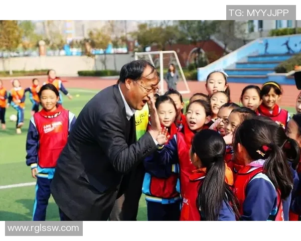 老杨在绿茵场上的激情与坚持足球梦的追逐与成长故事 老杨在绿茵场上的激情与坚持足球梦的追逐与成长故事