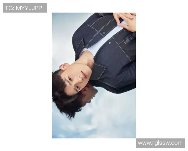 足球套装帅哥展现青春活力与运动魅力的完美结合