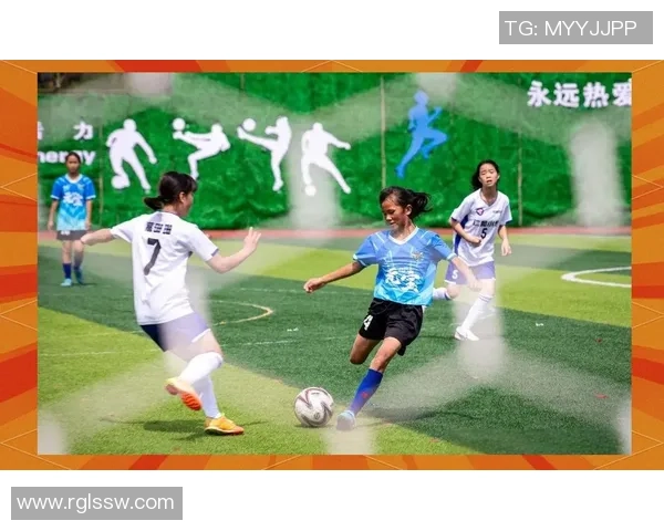 足球仍旧在绿茵场上闪耀激情与梦想的光芒，传递友谊与团结的力量